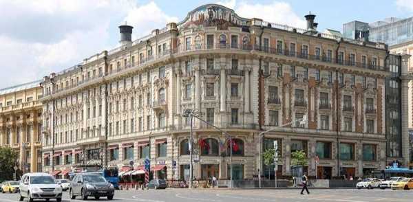 В Москве на Моховой улице, 15, началась реставрация фасадов гостиницы "Националь" - обьекта культурного наследия федерального значения. Предстоит расчистка и реставрация окрасочных и штукатурных слоев, лепного и металлического декора.

В 1900 году в начале Тверской улицы, где размещался трактир "Балаклава", приобрело Варваринское акционерное общество домовладельцев. Компания решила построить на участке новую фешенебельную гостиницу, проект которой заказала у петербургского архитектора Александра Иванова. 29 декабря 1902 года состоялось торжественное открытие "Националь". На первых этажах разместились рестораны, кондитерская Чуева и магазин мехов братьев Петуховых.

Гостиница стала излюбленным местом проживания петербуржцев и иностранных гостей. Здесь останавливались Дмитрий Мережковский, Зинаида Гиппиус, балерина Анна Павлова и композитор Николай Римский-Корсаков. В 1913 году гостем был писатель Анатоль Франс, а в 1914 - фантаст Герберт Уэллс.