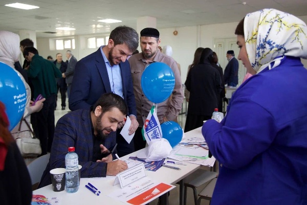 В Назрани прошла Всероссийская ярмарка трудоустройства.

Ярмарка вакансий «Работа России. Время возможностей» собрала в Назрани сотни соискателей и работодателей.

Здесь было представлено более 600 вакансий от ингушских работодателей и свыше 10 000 из различных регионов России. 

Мероприятие предложило посетителям широкий спектр услуг: от консультаций по составлению резюме до подачи заявок на бесплатное обучение.

Предварительные итоги впечатляют: 
более 80 человек получили отклики от работодателей, и эта цифра будет только расти, ведь многие анкеты еще обрабатываются.

В мероприятии принял участие и премьер-министр Ингушетии Владимир Сластенин. 

«Вопросы занятости населения - одно из приоритетных направлений нашей работы, мы всегда поддерживаем инициативы, которые помогают нашим гражданам найти достойную работу и реализовать свой потенциал» , - отметил он.