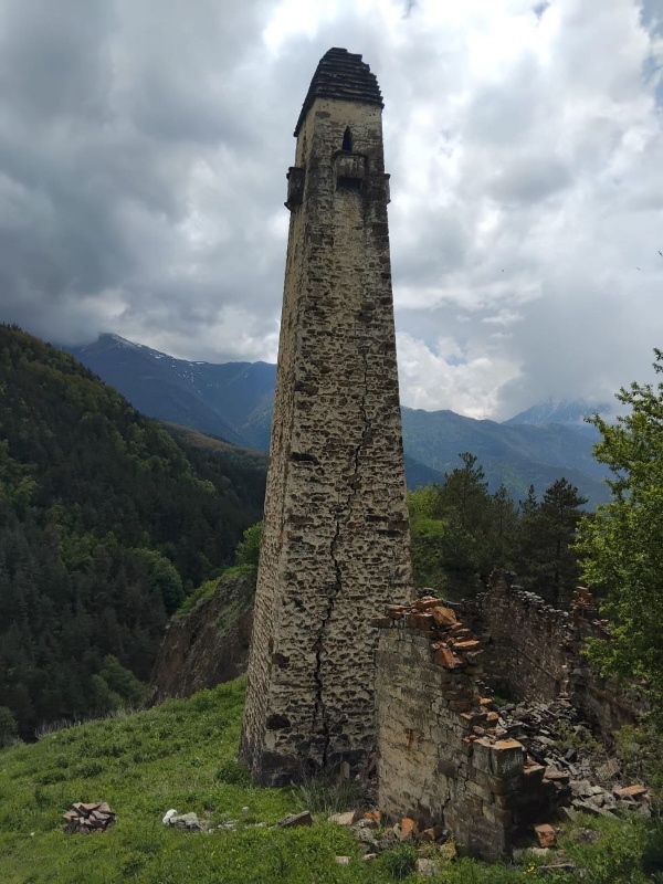 В эти дни сотрудники Джейрахско-Ассинского музея-заповедника совместно с руководителем Комитета государственной охраны ОКН Кодзоевым Т.У. совершили инспекционную поездку в Джейрахский район, к башенным комплексам «Меллер» и «Мусийкъонгикоате».

Меллер - башенное поселение в Джейрахском районе, входит в сельское поселение Гули. Расположено на юге республики, к северо-востоку от Керби, в труднодоступном ущелье. В ходе продолжающихся работ по фиксации и учёту всех объектов культурного наследия горной Ингушетии,  в комплексе выявлено и зафиксировано 1 боевая и 5 полубоевых башен, 13 жилых башен, 1 водяная мельница, 1 каменный родник, а также 30 могильников и 50 стел. На жилой башне комплекса имеются петроглифы. 

Особого внимания заслуживает сохранившийся наземный башнеобразный склеп изящного строения, расположенный на окраине поселка. Состояние склепа крайне критическое, аварийное, он находится на грани разрушения и безвозвратной потери. Склеп трехярусный, высота его 9 метров, со ступенчато-пирамидальной кровлей, с венчающим конусовидным камнем.

Повреждённое скальное  основание и обрушившиеся углы склепа, ставят под угрозу устойчивость всего объекта.   

«Это один из самых крупных сохранившихся наземных могильников на территории горной Ингушетии, - отметил руководитель Комитета государственной охраны ОКН Кодзоев Т.У., -  и его сохранение  для нас  является принципиально важной задачей. В настоящий момент начаты работы по разработке научно-проектной документации по проведению противоаварийных работ и мы будем искать источники финансирования для их успешной реализации».  

«Нам нужно приложить все усилия для того, чтобы этот объект не повторил судьбу Цоринского склепа» - добавил и.о. директора музея-заповедника Сампиев А.А.

Мусийкъонгикоате - средневековое башенное поселение Ингушетии, на его территории находится множество исторических объектов средневековой ингушской архитектуры. Расположено к востоку от «Нийкоате», боевая башня комплекса разрушена. Находится в границах территории Джейрахско-Ассинского музея-запвоедника. Подлежит государственной  охране.

 Согласно «Списку населённых местностей Военно-Осетинского округа 1859 г.» в селении Мусийкъонгийкоте находилось 15 дворов и проживало 90 человек (40 мужчин и 45 женщин).  В «Сведениях о населенных пунктах Сунженского отдела Терской области. 1891 г.» дана следующая информация: «Селение Мусиево расположено при роднике под названием „Муси-Хаст“. Дворовых мест — 12, мужчин — 52, женщин — 41. Итого: 93».