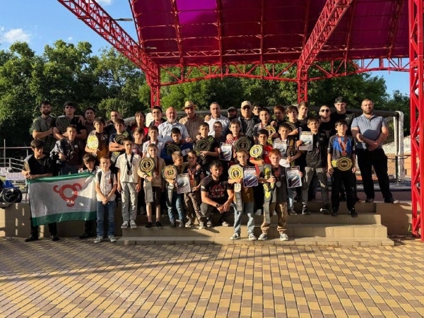 22 июня спортсмены из клуба ГЛАДИАТОР, расположенного в Джерахском районе, продемонстрировали выдающиеся достижения на престижном турнире по смешанным единоборствам (ММА), проходившем в городе Моздоке. Среди участников были сильнейшие атлеты из различных регионов Северного Кавказа — города Сочи, Черкеск, республики Кабардино-Балкария, Северная Осетия-Алания, Дагестан и Чечня. Всего турнир собрал порядка двухсот бойцов высочайшего уровня подготовки.

Особое внимание привлекли представители клуба ГЛАДИАТОР. Несмотря на жесткую конкуренцию, наши ребята одержали блестящие победы, завоевав 25 наград из возможных тридцати. Они заслуженно получили пояс чемпиона, медали и почетные дипломы турнира. Успех команды обеспечили грамотная подготовка и профессионализм тренерского состава клуба: Адам Ганиев, Ахмед Богатырев и Султан Льянов. Их усилия позволили ребятам показать себя настоящими мастерами своего дела и завоевать уважение соперников и зрителей.