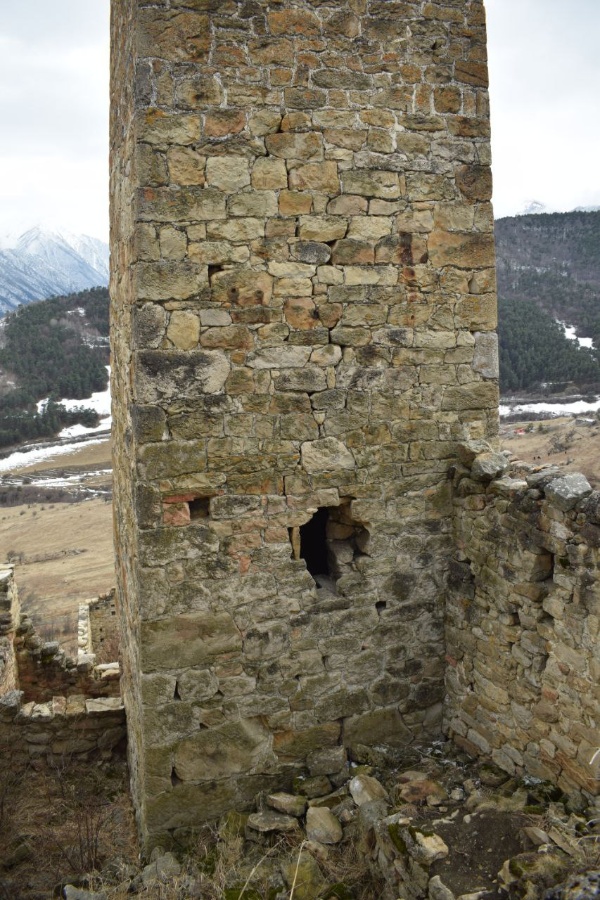 Башенный комплекс Бархане расположен на юге Республики Ингушетия, у подножия горы Цей-Лоам в Джейрахском районе, на высоте 1400 метров над уровнем моря, к северу от Эгикала.  

Он состоит из двух позднесредневековых замковых комплексов, в каждом из которых имеется пятиэтажная боевая башня с плоской крышей. Помимо них, в первом (северном) замке сохранились четырехэтажная полубоевая башня и шесть жилых строений. Во втором (южном) замке было восемь жилых башен. Конструкция обоих комплексов была такова, что попасть в боевые башни можно было только из пристроенных к ним жилых сооружений, а весь замок был обнесен оборонительной стеной.  На северо-западной окраине поселка стоит средних размеров святилище. 

Местные жители данного поселения в позднем средневековье специализировались на возведении наиболее совершенных и сложных в техническом исполнении каменных построек. 
 
Входит в состав Джейрахско-Ассинского государственного историко-архитектурного и природного музея-заповедника. Является выявленным объектом культурного наследия и охраняется государством.