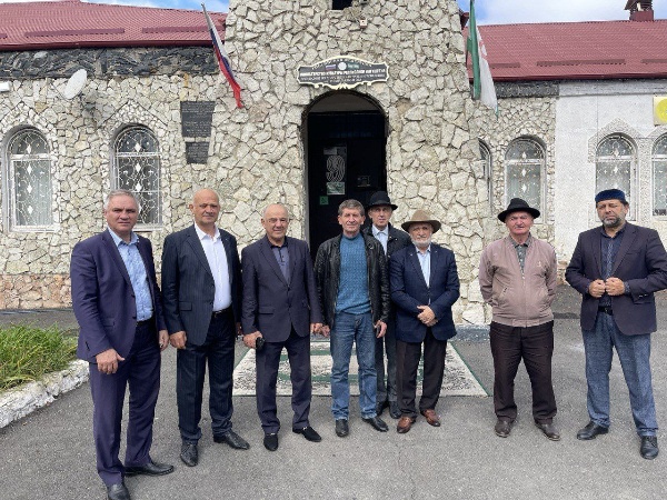 Сегодня, 3 октября, в Ингушский государственный музей краеведения им. Тугана Мальсагова представители Института археологии Кавказа привезли вторую партию артефактов - более 800 археологических предметов, обнаруженные во время реконструкции федеральной автодороги «Кавказ» в Гамурзиевском административном округе в 2018 г., и которые до сих пор хранились у них.

Музею были переданы археологические раскопки глубокой старины в виде предметов быта, керамики, орудий труда, ювелирных украшений и т.д., представляющие северокавказскую культуру, а также артефакты, относящиеся к Кобанской культуре и Аланской эпохе.

В мероприятии принимали участие руководители и сотрудники компетентных организаций, исследователь – архивист Берснако Газиков, археолог  Умалат Гадиев, историк-краевед Руслан Куркиев и др.

Напомним, что в 2018 г. во время раскопок было обнаружено более 4000 предметов глубокой старины, представляющие большой научный интерес, первая партия которых, в количестве 200 предметов были переданы в конце августа текущего года, а работа по возвращению оставшейся части продолжается, благодаря взаимному соглашению сторон о возвращении всех находок на свою историческую родину.