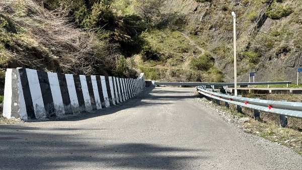 Вдоль дороги по ул. Льянова провели работы по укладыванию подпорной стены. 

Она предназначена для удерживания  от обрушения находящийся за ней массив грунта.