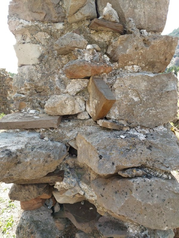 В настоящее время активно продолжаются разговоры о полном отсутствии применения каких-либо растворов при строительстве башенных комплексов на Северном Кавказе.

На днях специалисты "АСМ Групп" посетили очередной не тронутый реставрацией башенный комплекс в горной Ингушетии - "Гьаги Г1алаш" (возможно не историческое название), где одним из вопросов исследования стоял вопрос об историческом применении растворов. Зафиксировано, что каждое сохранившееся строение комплекса имеет не просто остатки исторического известкового раствора, а его обширное присутствие.