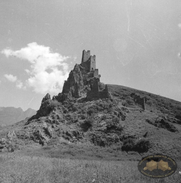 Центральный государственный исторический архив Грузии передал историкам "АСМ Групп" фотографии середины ХХ века, запечатлевшие Башенный комплекс Вовнушки в горной Ингушетии.

Напомним, что реставрация комплекса должна начаться уже в этом году.