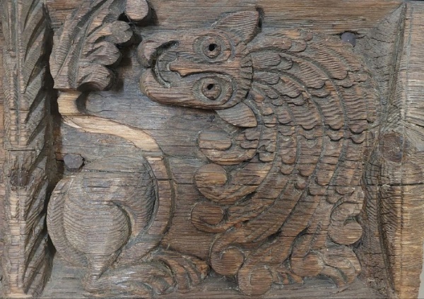 Русская резьба по дереву достаточно широко представлена в Российском Этнографическом музее в Санкт-Петербурге. Фронтоны, наличники, сандрики и прочие архитектурные элементы, собранные в музее заставляют задуматься о символике и сказочных персонажах.