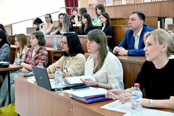 «Инновационный потенциал университетской молодёжи - 2026».

В ПГУ подвели итоги второго этапа ежегодного смотра-конкурса научно-инновационных проектов «Инновационный потенциал университетской молодёжи». Более 100 студенческих практико-ориентированных разработок прошли отбор и были представлены в 9 тематических секциях.

Главной тенденцией этого года стал междисциплинарный подход, в рамках которого гуманитарные проекты гармонично дополнялись использованием цифровых технологий и инструментами искусственного интеллекта.