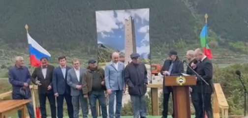 Вчера в горном селении Хурзук Карачаево-Черкесской республики, в присутствии многоуважаемых гостей, состоялась закладка капсулы времени и был дан старт строительству новой 35-метровой каменной башни "Алан-Кьала".

Подрядчик - Магомед Харсиев и команда, по проекту от "АСМ Групп".