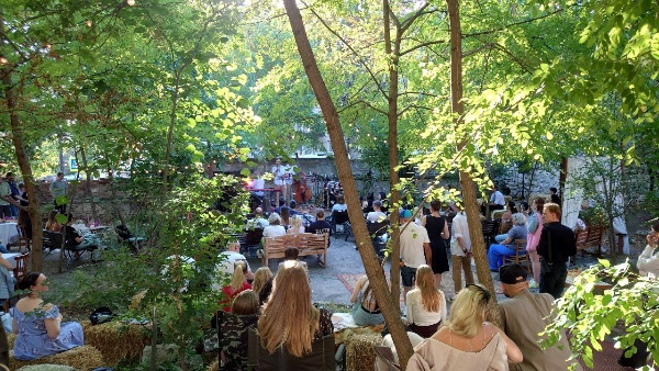 Волонтёры ПГУ стали частью команды, проводившей джазовый фестиваль «Jazz Waters».

Как отмечают координаторы, участие студентов в таких мероприятиях не только способствует развитию добровольческого движения, но и даёт им возможность приобрести уникальные навыки в сфере организации событий и культурной жизни общества.

Добровольческая деятельность в области культуры была и остаётся одним из самых важных и любимых направлений волонтёров ПГУ.