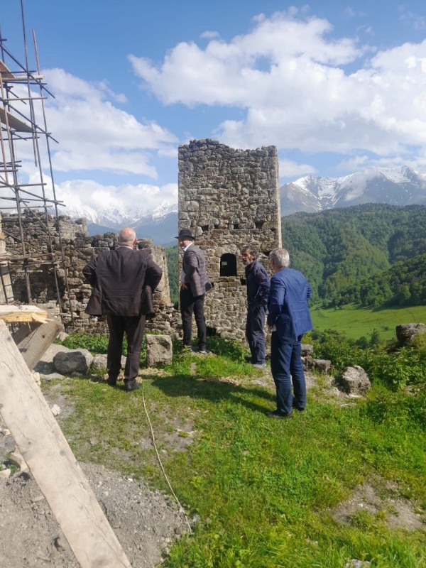 24 мая, в рамках плана работы по надзору за проведением реставрационных, консервационных и противоаварийных работ, направленных на сохранение историко-архитектурных объектов горной Ингушетии руководителем Комитета государственной охраны ОКН Кодзоевым Т.У. и и.о. директора Сампиевым А.А. была совершена инспекционная поездка к архитектурному комплексу «Кели».

Восстановительные работы, которые идут на комплексе, проводятся специалистами АСМ ГРУПП, согласно утвержденной Правительством республики проектно-сметной документации, при финансовой поддержке благотворительных фондов «САФМАР» и «Возрождение».

В результате осуществленного надзора, нарушений, по проводимым работам не выявлено.  

Кели – башенный поселок замкового типа на склоне горы Цей-Лоам.
