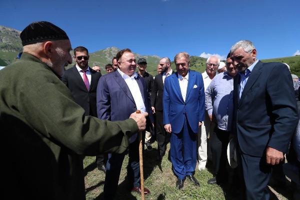 В Ингушетии завершены работы по восстановлению родового башенного комплекса рода Ахильговых «Гоуст», расположенного на склоне горы «Маьт-Лоам» в Джейрахском районе. 

Глава республики Махмуд-Али Калиматов и основатель фонда «Возрождение» Микаил Гуцериев лично посетили исторический памятник и оценили качество проведённой работы. 

Комплекс «Гоуст», состоящий из трех башен, объединенных каменным забором,  находился в полуразрушенном состоянии. 

Отсутствовали крыши и перекрытия, на стенах были трещины.  

Благодаря  фонду «Возрождение» комплекс «Гоуст» восстановлен и имеет свой первозданный вид. 

Теперь этот исторический памятник снова украшает горный пейзаж Ингушетии, являясь  наглядным примером бережного отношения к  культурному наследию республики.