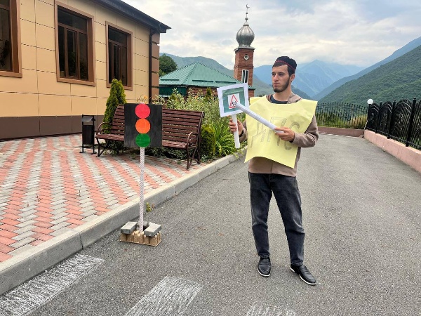 25 июля 2025 года Дом культуры с.п. Джейрах организовал яркую познавательно-игровую программу по ПДД «Тише едешь — дальше будешь». 

Участники весело и с пользой изучили правила дорожного движения, играя в тематические игры и соревнуясь в конкурсах. Весёлый праздник привил детям и взрослым важные навыки безопасного поведения на дороге.