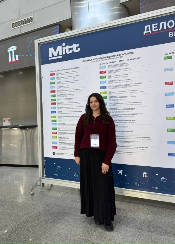 В центре туристических событий: преподаватель Университета на MITT-2026.

Преподаватель кафедры Туризма и индустрии гостеприимства ИИЯМТ ПГУ Хубиева Елизавета Вадимовна приняла участие в 32-ой Международной выставке MITT-2026 в Москве. Елизавета Вадимовна приняла участие в различных деловых мероприятиях – от панельных дискуссий до практических семинаров.

Международная выставка MITT – глобальная площадка, собравшая представителей туристического бизнеса со всего мира. В этом году свои экспозиции представили около 40 стран, включая государства Азии, Ближнего Востока и Африки. Центральным партнёром выставки стал Оман, а Египет удивил новыми программами в сфере культурного туризма.

В фокусе внимания:
Международное сотрудничество и новые рынки;
Цифровизация и инновации в туризме;
Тренды внутреннего и событийного туризма.

Подобный опыт становится важной частью развития образовательных программ и подготовки специалистов нового поколения.