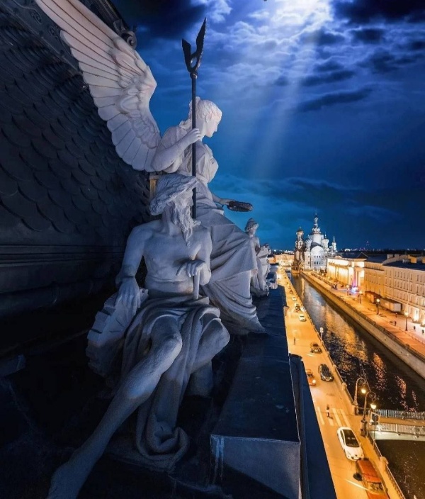 Скульптурная группа центрального парапета главного фасада "Здания Первого Санкт-Петербургского общества взаимного кредита" на набережной канала Грибоедова, 13.

Проект реставрации от "АСМ Групп".