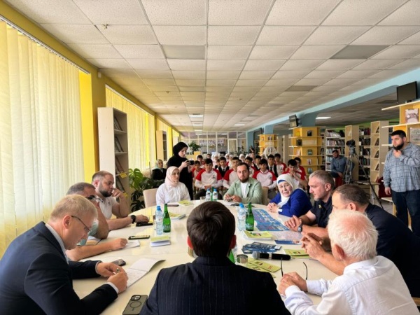 В Урус-Мартане состоялся круглый стол, посвященный роли Ахмат-Хаджи Кадырова в становлении Чеческой Республики.

Организатором встречи выступило Министерство Чеченской Республики по национальной политике, внешним связям, печати и информации, приурочив мероприятие к празднованию Дня Чеченской Республики — Дня гражданского согласия и единения.

На повестке дня круглого стола было определение значения достижений гражданского мира и согласия в Чеченской Республике.

