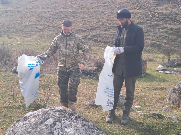 Сотрудники музея-заповедника провели субботник на территории комплекса "Таргим", на прибрежной полосе реки Асса. 

Участниками была очищена территория комплекса, собран и вывезен мусор в специально отведённое место. 

И.о. директора учреждения Ахмедхан Сампиев и заведующий отделом по обеспечению сохранности памятников Зяудин Гуражев призывают отдыхающих относиться бережно к культурно-историческому наследию и соблюдать чистоту и порядок на заповедной территории. 