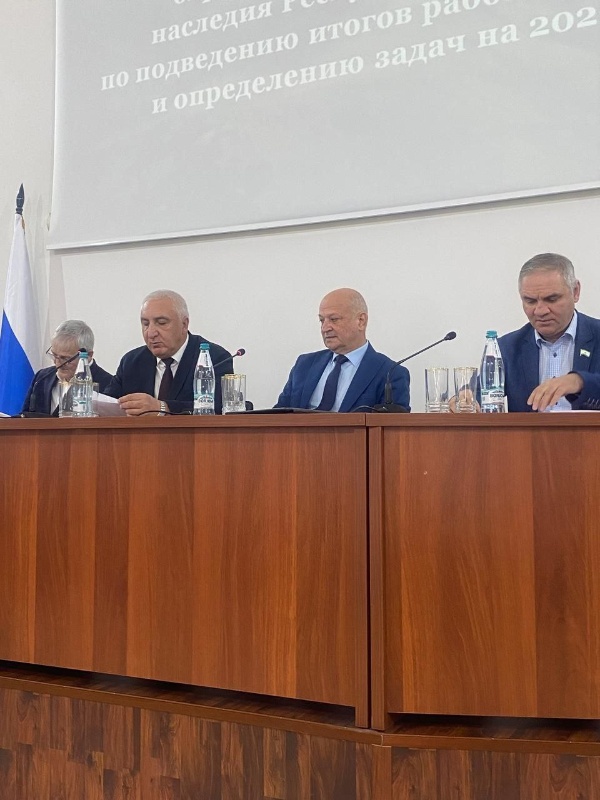 Сегодня, 20 января руководитель Комитета государственной охраны объектов культурного наследия Т.У. Кодзоев на заседании коллегии подвел итоги прошедшего года и определил задачи на 2026 год.

На мероприятии также присутствовали директор ИнгНИИ гуманитарных наук им. Ч.Ахриева Д.Э. Оздоев, руководитель Археологического центра им. Е.И. Крупнова М.Х. Мальсагов, и.о. директора Джейрахско-Ассинского музея-заповедника А.А. Сампиев, сотрудники подведомственных организаций.

Одним из важнейших направлений государственной политики республики Тимирлан Умарович обозначил сохранение и защита историко-культурного наследия Республики Ингушетии. 

Руководитель Комитета назвал цифры сколько всего выявленных  ОКН в республике, сколько из них состоят в Едином государственном реестре объектов культурного наследия  народов Российской Федерации и сколько из них федерального значения, регионального значения и местного (муниципального) значения.

"В 2025 году в Джейрахском районе велись работы по сохранению ОКН (ремонт, реставрация, консервация, противоаварийные работы), начатые в 2023 году благодаря договоренности Главы Республики Ингушетия М. М. Калиматова и основателя благотворительного фонда «Сафмар» известного мецената М. С. Гуцериева.

За указанный период проведены работы в отношении 12 архитектурных комплексов и отдельных памятников: «Вовнушки», «Нижний Пуй», «Кели», «Лялах», «Тумги», «Гарак», «Верхний Хайрах», «Эбан», «Фуртоуг», «Цори», «Тумги», «Дошхакле». Начаты работы по комплексному восстановлению ОКН федерального значения Храма «Тхаба-Ерды». Завершены работы по укреплению Храма с наружной и внутренней сторон, с целью обеспечения безопасности при проведении археологических и реставрационных работ. На архитектурном (замковом) комплексе «Вовнушки» также начаты восстановительные работы с проведением первоочередных работ по усилению скального основания. Из указанных архитектурных комплексов, восстановительные работы полностью завершены на 6-ти комплексах, которые в своем составе имеют 63 ОКН.

В рамках деятельности по государственному учету и постановке на охрану объектов культурного наследия, обладающих признаками объектов культурного наследия в Комитет государственной охраны объектов культурного наследия Республики Ингушетия поступило более около 900 заявлений о включении тех или иных ОКН в реестр, входящих в состав 36 архитектурных комплексов».