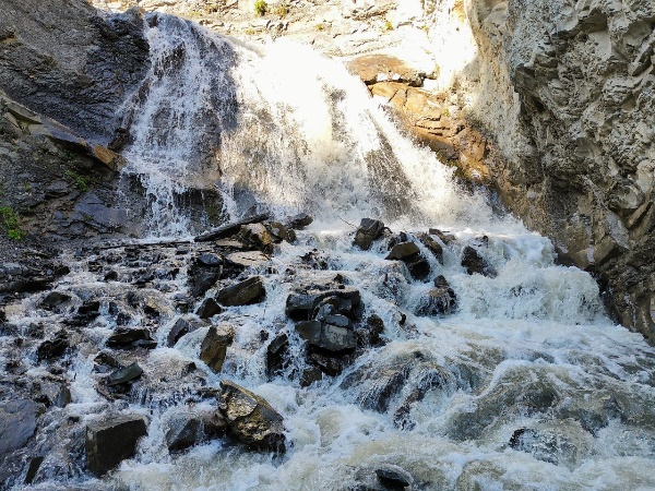 «Территория» способствует подготовке новых официальных туристических маршрутов для гостей Чеченской Республики.

В рамках сотрудничества с Шаройским районом Чеченской Республики была проведена работа с Главой администрации района Магомедовым Рамазаном Назировичем на маршруте до водопада Цеси, находящегося недалеко от районного центра села Химой.

Водопад Цеси – великолепный памятник природы, который гости района смогут посетить уже в 2024 году.

Добраться до водопада уже сейчас можно по горной дороге на высокопроходимых машинах. Пеший путь в обе стороны от села Химой займёт один полный день.

В настоящий момент администрацией района проводятся работы по улучшению дороги, которые будут завершены в ближайшее время.

Водопад Цеси станет одним из первых официальных маршрутов системы «Территория».