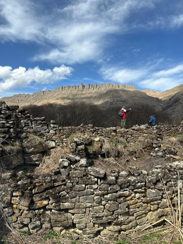 Сотрудники ГБУ «Аргунский музей-заповедник» осуществили плановую выездную экскурсию в Ачхой-Мартановский район Чеченской Республики, с целью ознакомления и изучения объектов культурного наследия, расположенных в селе Чокабух.

Эта поездка стала важным этапом в работе по сохранению и популяризации исторического наследия региона.
В ходе экскурсии сотрудники музея-заповедника особое внимание уделили архитектурным особенностям архитектурных построек и их историческому значению.
Важно отметить, что сохранение исторического наследия является одной из приоритетных задач ГБУ «Аргунский музей-заповедник», и подобные выездные мероприятия позволяют более детально изучить и сохранить уникальные памятники истории и культуры Чеченской Республики.