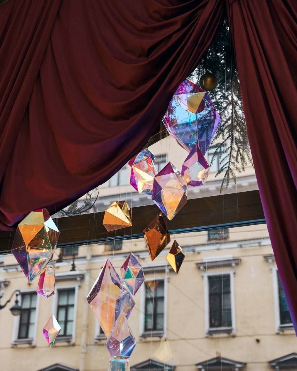 Отель "WAWELBERG" на Невском проспекте Петербурга, построенный по комплексному проекту "АСМ Групп", готов встречать Новый год - парадные интерьеры и входная группа изящно украшены.