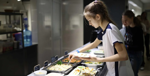 В Доме культуры Ачхой-Мартановского района Чеченской Республики прошла серия мероприятий, направленных на формирование у детей и подростков навыков здорового питания.

Дети поучаствовали в лекциях, мастер-классах, викторинах, конкурсах и тематических играх, обучающих молодежь ответственно относиться к своему здоровью, правильно выбирать продукты питания и отказываться от вредных привычек в еде.

Мероприятия прошли в рамках национального проекта «Молодежь и дети».