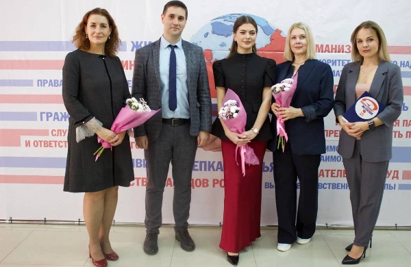 Во втором выпуске ток-шоу «Молодёжь спрашивает – мы отвечаем!», инициированном Центром сохранения и укрепления традиционных российских духовно-нравственных ценностей ПГУ, студенты обсудили, что такое семья и какую роль она играет в нашей жизни.

«Семья – основа человека и общества. Крепкая семья – опора Родины!» – Ирэна Герейханова.

Гости рассказали о поддержке семей, традиционных ценностях и важности разговоров о семье с молодёжью. Опрос показал: молодые люди ценят традиции и семейные ценности.