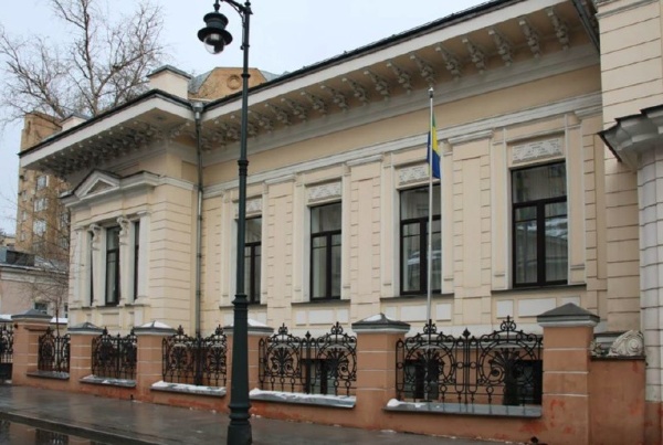 Статус обьекта культурного наследия получил одноэтажный с полуподвальным этажом особняк в Денежном переулке Москвы, построенный в 1899 году по проекту арх. Карла Треймана для Натальи Урусовой. 

Здание сохранило историческое оформление фасадов в неоклассическом стиле. Интерьеры дома выполнены в стиле эклектики - лепной штукатурный декор, тонированные орнаменты с растительными мотивами, десюдепорты, карнизы, плафоны и розетки, а также паркетные полы. Кроме того, сохранены историческая парадная мраморная лестница, печи и камин. Охранный статус распространяется и на металлическую ажурную ограду особняка, изготовленную по проекту арх. Станислава Кучинского.