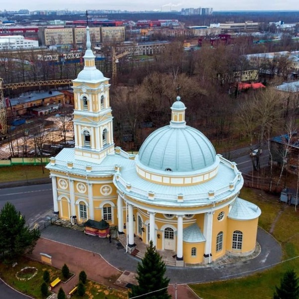 Сегодня День рождения Николая Александровича Львова (15 мая 1753 – 3 января 1804) – талантливого русского архитектора, последователя палладианства, одного из самых ярких и разносторонних представителей Русского Просвещения. 

Николай Александрович – один из эрудированных и остроумных людей своего времени. Он гармонично сочетал таланты графика, гравёра, историка, ботаника и садовода, поэта, драматурга, переводчика, музыканта. 

Занимался также археологией, химией, геологией, механикой, собирал народные песни, создал стихотворный перевод Анакреонтовых песен. Все науки изучал самостоятельно, по книгам. Так же самостоятельно осваивал рисунок, живопись, гравюру и архитектуру. 

Н.А.Львов оставил обширное творческое наследие, став автором множества знаковых объектов русской классической архитектуры в Санкт-Петербурге и его окрестностях, в Москве, на своей родине – в Торжке, и еще во многих других городах.

Приоратский замок, Храм Святой Троицы «Кулич и Пасха», Усадьба Державина, Церковь святого Ильи Пророка на Пороховых, здание Почтамта – это лишь очень небольшой список творений Николая Александровича Львова.

«АСМ Групп» тоже довелось коснуться наследия архитектора – при разработке проекта реставрации Приоратского парка в Гатчине.