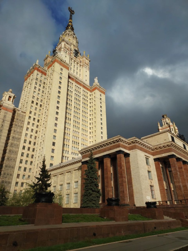 Начинаются полномасштабные реставрационные работы на фасадах здания Московского государственного университета на Воробьевых горах. Некоторые плоскости фасадов уже оделись в строительные леса и сетки. А команда "АСМ Групп" должна подключиться к работам уже в ближайшие дни.