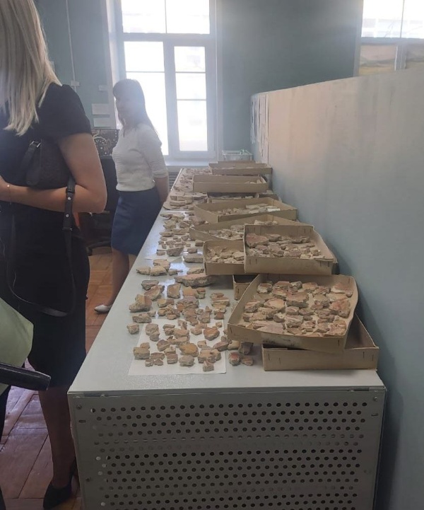 В Пскове состоялась передача уникальных артефактов в мастерскую реставрации монументальной живописи Псковского музея-заповедника.

Исторические фрагменты штукатурки с сохранившимися красочными слоями были найдены специалистами "АСМ Групп" в августе прошлого года при вскрытии полов на объекте культурного наследия ЮНЕСКО - "Церковь Архангела Михаила с колокольней".

Находки попадут для изучения в руки специалистов, а мы будем ждать результаты исследований. Не исключено, что артефакты могут относиться к XVI веку.

Руководство работами - АНО "Возрождение объектов культурного наследия города Пскова и Псковской области".