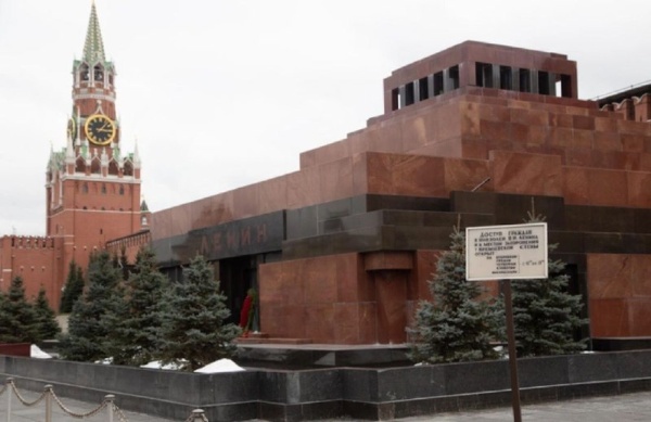 На Красной площади Москвы в ближайшее время начнется реставрация Мавзолея В.И.Ленина, построенного в 1930 году.

Будут произведены противоаварийные и реставрационные работы, а также работы по приспособлению здания к современному использованию. В 2024 году на мавзолее выявлены подвижки конструкций каркаса, смещение наружных облицовочных плит и отхождение их от несущих стен, а также биопоражения из-за недостаточной вентиляции. Состояние здания эксперты оценили как ограниченно работоспособное, а состояние кирпичных частей стен малых коллекторов и стен спусков в подтрибунные помещения как аварийное.