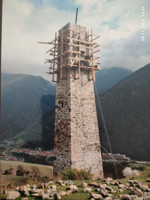 Боевые башни башенного поселения Хьамишки - до, после и во время реставрации. 

Хьамишки - средневековый башенный комплекс замкового типа восточнее Ляжги. Две боевые башни комплекса отреставрированы в 2012 г. 