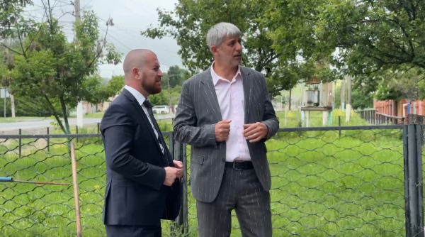 В Сунже реализуется строительство комфортных пространств для жителей.

Глава города Аслан Умаров вместе со своим заместителем Халидом Бековым осмотрели ход работ по строительству нового тротуара на улице Плиева в городе Сунжа. 

Данные работы ведутся в рамках федерального проекта «Формирование комфортной городской среды». 
Общая протяжённость пешеходной зоны составит 540 метров. 

Новый объект существенно облегчит жизнь жителям района - рядом расположены важные социальные объекты, в том числе образовательные учреждения, почтовое отделение и районная поликлиника.