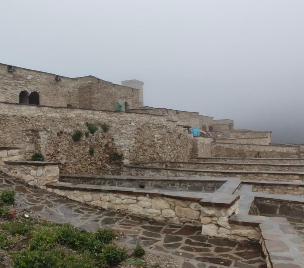 В рамках туристической программы была проведена экскурсия для группы туристов в одно из самых самобытных и исторически значимых мест Чеченской Республики — селение Хой.

Участники посетили древний башенный комплекс, познакомились с архитектурными особенностями и историей поселения. Гости также осмотрели смотровые площадки, откуда открываются живописные виды на горные долины, и узнали больше о культурном наследии горных народов.