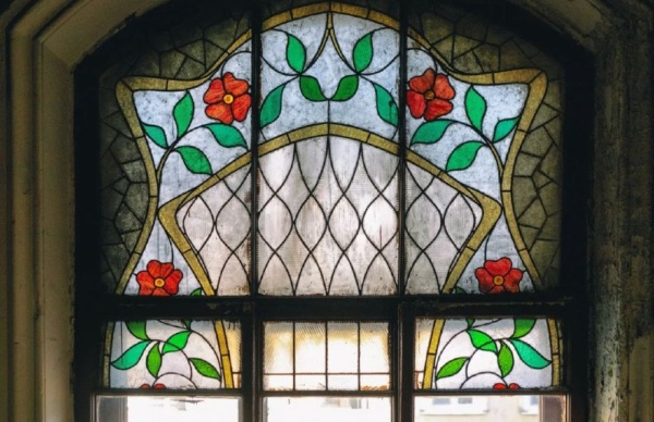 Сразу две лекции о спасении и реставрации уникальных исторических витражей пройдут в Петербурге.

15 апреля в библиотеке "Бронницкая", а 24 апреля в библиотеке "На Стремянной" можно вдохновиться успешными примерами спасения витражей жителями домов.

"Как сохранить витражи в своем доме" на Бронницкой, 16 и "Хрупкая красота в руках жителей и профессиональных реставраторов" на Стремянной, 20.
