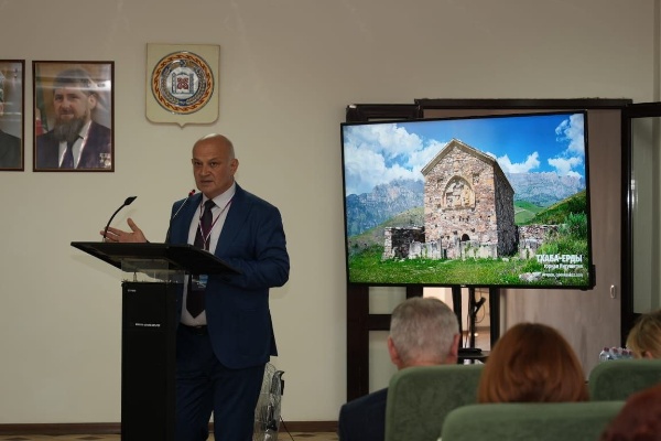 Руководитель Комитета Государственной охраны объектов культурного наследия Кодзоев Т.У. и и.о. директора ГКУ «Джейрахско-Ассинский музей-заповедник» Сампиев А.А. приняли участие в Международной научно-практической конференции «Кавказ на стыке Европы и Азии: проблемы сохранения историко-культурного наследия и реставрация уникальных объектов в Северо-Кавказском федеральном округе», которая проходит в г. Грозный Чеченской республики 21-23 июля 2024 г.

На конференции Тимирлан Умарович выступил с докладом «Историко-культурное наследие как важнейший фактор социально-экономического развития республики Ингушетия», в котором обозначил сохранение историко-культурного наследия как приоритетное направление в работе органов власти.

Руководитель Комитета в своем выступлении рассказал о значении историко-культурного наследия в социально-экономическом развитии республики, о его современном состоянии, а также принимаемых мерах на пути его сохранения.

Одним из важнейших направлений развития региона, руководство республики рассматривает развитие туристической отрасли, позволяющий задействовать и эффективно использовать рекреационный, производственный и социально-культурный потенциал республики, что также предполагает обеспечение населения новыми рабочими местами и, соответственно, увеличение налоговых поступлений.

Были отмечены масштабные работы по восстановлению башенных комплексов, которые проходят в горной Ингушетии, при финансовой поддержке благотворительного фонда М. Гуцериева «САФМАР». Принятая программа, рассчитанная на 10-15 лет, предполагает помимо восстановления объектов культурного наследия и обновление инженерных коммуникаций, строительство отелей, кемпингов и других объектов, связанных с туристическим бизнесом.

В завершении своего выступления, руководитель Комитета продемонстрировал слайды, посвященные горной Ингушетии.

Мероприятие проходило в дружеской и позитивной атмосфере, где участники обменялись опытом и узнали много нового и интересного для дальнейшего изучения и сохранения историко-культурного наследия регионов.