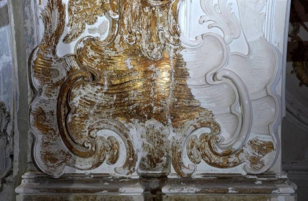 В каре Смольного монастыря продолжаются реставрационные работы. Две церкви - Захарии и Елизаветы и Александра Невского - уже полностью отреставрировали в 2021 году. Сейчас основные силы брошены на Церковь Святой Екатерины, - внутри найдена старинная отделка. Работы планируют закончить к 2027 году.

Одновременно с этим ремонтируют корпус с башней - снаружи его уже привели в порядок, а теперь занимаются внутренними помещениями. Там обнаружено, что у здания нет своей внешней стены, оно просто примыкает к забору. Эту историческую особенность планируется сохранить.

По материалам КГИОП СПб.