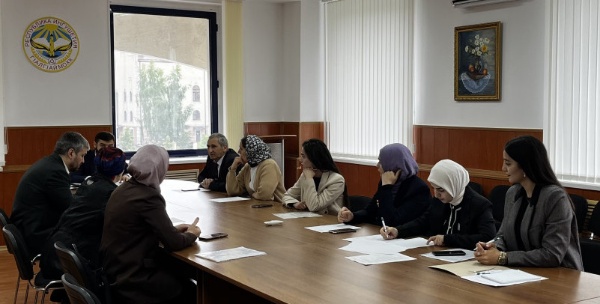 В Комитете по туризму Республики Ингушетия прошло заседание межрегиональной комиссии по аттестации гидов-экскурсоводов.

Заявку на аттестацию подали 2 человека. Квалификационный экзамен принимали в два этапа, письменная (тестовая) часть и практическое задание в устной форме, также необходимо было ответить на дополнительные вопросы.

Аттестацию необходимо проходить в соответствии со статьей 4.4. Ф3 от 24.11.1996 Nº 132-Ф3 «Об основах туристской деятельности в Российской Федерации». Аттестации гидов-экскурсоводов будут проводиться ежеквартально.