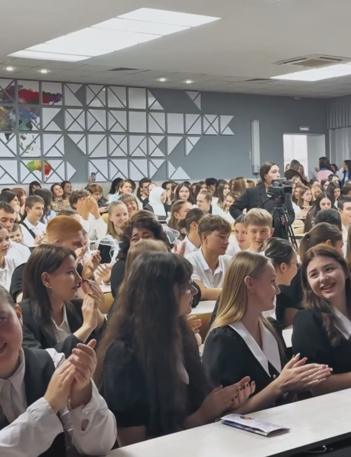 Сегодня в стенах Института иностранных языков и международного туризма ПГУ проходит ежегодный фестиваль образовательных возможностей «Поступай правильно»! 

В нём приняли участие более 50 учителей, директоров, методистов и  300 школьников со всего Северо-Кавказского федерального округа.
Фестиваль объединяет тех, кто любит образование, иностранные языки, творчество и стремится к развитию

В программе – 18 мастер-классов для школьников и педагогов, насыщенный день общения, открытий и новых знаний. 