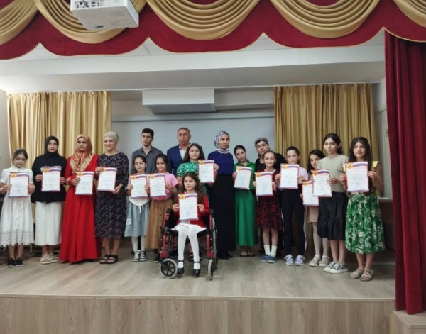 Дом культуры горного сельского поселения Ляжги не остался в стороне от всенародного праздника. Работники этого культурно-досугового учреждения провели праздничный концерт «Россия – Родина моя» в детском летнем лагере дневного пребывания «Радуга».

Праздничную программу вела методист-организатор З. Точиева. На концерте выступили дети, отдыхающие в лагере, и воспитанники Дома культуры. Ребята прочитали стихотворения классиков о России. Раяна Евкурова блестяще исполнила песню «Я нарисую страну», сорвав аплодисменты восторженных зрителей.

Ясмина Котиева, Ясмина Буружева, Самира, Хава и Амина Евкуровы исполнили песню «Дружная семья – дружная Россия». Танцевальные движения к песне «Родина моя» группы «Непоседы» в исполнении Эсет и Амины Евкуровых вместе с хореографическим коллективом лагеря повторял весь зал.
Концерт прошел на высоком организационном уровне, чему в немалой степени способствовал высокий профессионализм звукооператора А. Котиева.

Выступления участниц были отмечены почетными грамотами от директора Дома культуры Амерхана Хутиева.

После концерта работники ДК провели для детей конкурс рисунков на асфальте «12 июня – День России». Перед жюри стояла непростая задача — выбрать из большого количества талантливых работ ту, которая бы полностью соответствовала заявленной теме и условиям конкурса, а также отличалась искренностью и оригинальностью.

Первое место в этом конкурсе одержали сестры Салима и Самира Евкуровы, второе место разделили Хадижа Евкуровой и трио Ясмины Котиевой и сестер Сафии и Сальмы Батыровых, третьим местом было отмечено творчество Сайфуллы Евкурова и Магомеда Евкурова. Победителям вручили памятные подарки, а худрук Дома культуры М. Точиева угостила всех ребят мороженым.

