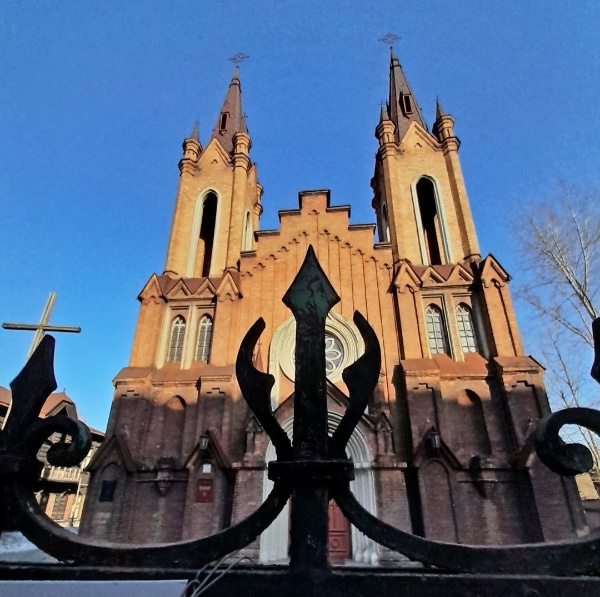 Знаменитый сибирский римско-католический костел в Красноярске, построенный в 1910-1911-х годах по проекту арх. Владимира Соколовского, ждет комплексная реставрация.

Костел на улице Декабристов, 20, которая раньше называлась Батальонным переулком, имеет непростую историю.  Средства на него собирали по всей Енисейской губернии. После революции, в 1922 году, храм национализировали, а затем сдали религиозной общине в аренду. С 1936 года в костеле разместился радиокомитет. Возобновили службы только в 1993 году. 

Здание знаменито в том числе и органом, появившемся в 1983 году после реставрации костела. Единственный орган на территории края был изготовлен на чешской фабрике.