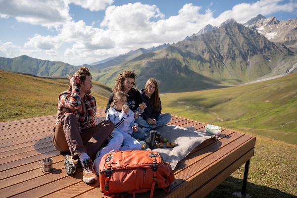 14 сентября курорт "Мамисон" провел семейный спортивный фестиваль "Спортивная семья".

Участники присоединились к трейловому забегу на 20 км с подъемом по хребту до 3100 м и спуском через Зарамагский перевал к селению Клиат, финишируя на главной площади курорта.

Кроме того, был любительский забег на 5 кмпо живописному маршруту вокруг курорта. А также семейные эстафеты, мастер-классы и квест, детский забег, игры в корнхол и фрисби, стрельба из лука, концерт под открытым небом и награждение участников.