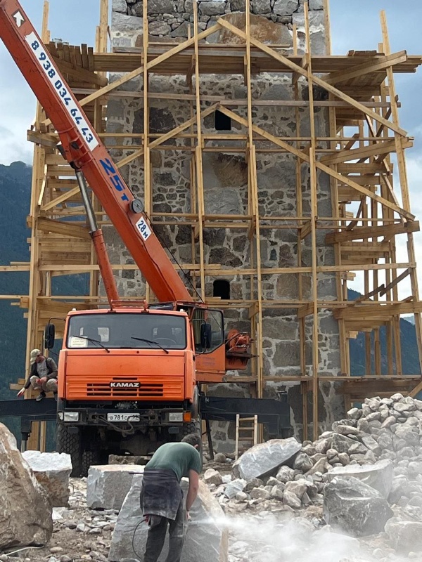 Строительство 35-метровой каменной башни в ауле Хурзук Карачаево-Черкесской республики подошло ровно к половине процесса на высоте 17 метров. Каменная башня должна стать одним из символов республики и несомненно одной из самых высоких башен Кавказа.

Проект от "АСМ Групп".
