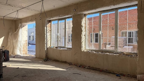 В Назрани продолжается капремонт здания Ингушского государственного молодежного театра.

Что уже сделано:
Завершены основные строительно-монтажные работы.
Возведены стены и перегородки.
Установлены оконные блоки.
Залито основание пола.
Выполнена разводка электросети.

Ремонт проводится в рамках федерального проекта «Семейные ценности и инфраструктура культуры» нацпроекта «Семья».

Завершение работ запланировано на 2027 год. 