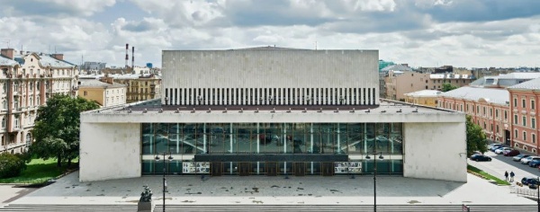 КГИОП отказался включать здание БКЗ "Октябрьский" на Лиговском проспекте и Некрасовский рынок на улице Некрасова, 52 в список объектов культурного наследия.

БКЗ "Октябрьский" построен в 1967 году специально к 50-летию Октябрьской революции, на месте снесенной греческой церкви святого великомученника Дмитрия Солунского. Некрасовский рынок построен в 1956 году на месте рынка образца начала ХХ века.