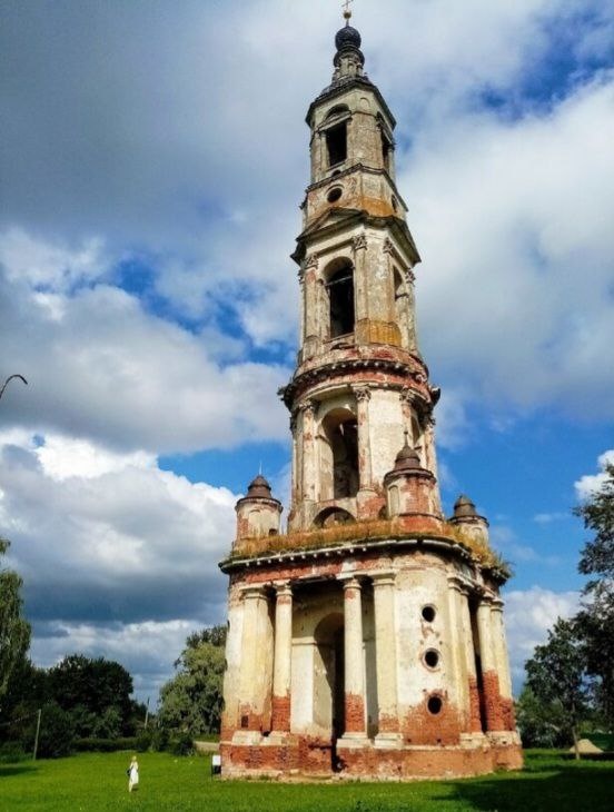 В селе Поречье-Рыбное Ярославской области обнаружен бронзовый осколок разбитого более ста лет назад колокола Никитской колокольни.

Пятиярусная колокольня церкви святого Никиты Мученика - самая высокая колокольня на территории России за пределами города. Ее высота составляет 94 метра.