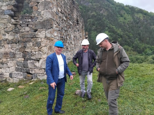 В эти дни, в рамках плана работы по надзору за проведением реставрационных, консервационных и противоаварийных работ, направленных на сохранение историко-архитектурных объектов горной Ингушетии и.о. директора Сампиевым А.А. была совершена инспекционная поездка к архитектурному комплексу «Нижний Пуй».

На комплексе идут подготовительные мероприятия, предваряющие восстановительные работы, которые будут проводиться специалистами реставрационной компанией ООО «Наследие».

Башенный комплекс «Нижний Пуй» расположен в южной части Таргимской котловины. Над поселком господствует изящная боевая башня со ступенчато-пирамидальной крышей, на жилых башнях сохранилось много петроглифов. В прошлом этот поселок занимал важное стратегическое положение, охраняя подступы к котловине с южной и восточной сторон. Среди выходцев с комплекса было немало знаменитых потомственных многоопытных воинов и умелых охотников.