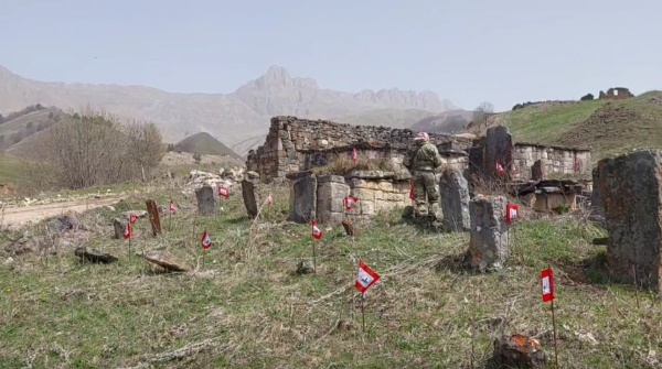 Прежде чем сканировать памятники архитектуры и культуры Ингушетии, специалисты Джейрахско-Ассинского музея-заповедника и "АСМ Групп" тщательно выявляют все исторические обьекты, включая склепы и каменные стелы, фиксируя их флажками с индивидуальными номерами. Главная задача проекта - выявить все, ничего не пропустив. 

Партнеры проекта - Благотворительные фонды "САФМАР" и "Возрождение".