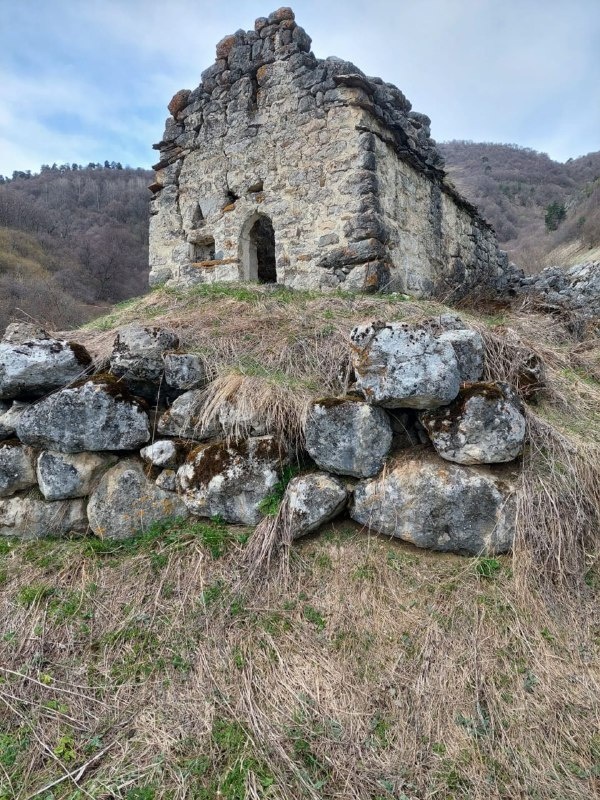 Ещё один храм-святилище в Дошхакле (Дошхаклинский 2-й храм-святилище).

Расположен в 300 м от боевой башни на невысоком холме через горную речку. 
  
Протяжённость храма  - 7 метров, ширина - 3.9 м., имел двускатно-ступенчатое покрытие. 

Внутри постройка была поделена слабо выступающей аркой на 2 части: восточную и западную. 
Сооружение возведено на известковом растворе. Кладка стен полигональная. 

Памятник впервые был обнаружен Л. П. Семёновым и И. П. Щеблыкиным, а археологической раскопке подвернут М. Б. Мужухоевым в 1974 г. 
 
Сейчас объект полуразрушен. Часть западной стены и крыша разрушены, на других стенах имеются трещины. Состояние неудовлетворительное. 

Храмы и святилища горной Ингушетии являются уникальными памятниками древней ингушской архитектуры, представляющие собой монументальные религиозные культовые каменные сооружения, расположенные преимущественно в Джейрахском районе. 