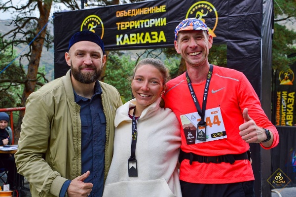 В Армхи состоялся седьмой Джейрахский марафон!

На территории живописного Джейрахского района прошёл масштабный спортивный праздник — 7-й марафон «Джейрах». 

В соревнованиях приняли участие спортсмены из разных регионов России — мужчины, женщины и дети. Марафон объединил как профессионалов, так и любителей бега, подарив яркие эмоции участникам и зрителям.

Были проведены забеги на дистанции: 4 км, 10 км, 21 км и 42 км, а также детский забег.
